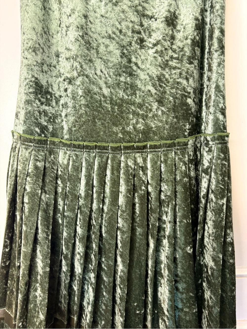 Sleeveless 1920’s inspired Olive Green Velvet Pleated Dress with Contrast Trim - Picture 16 of 16